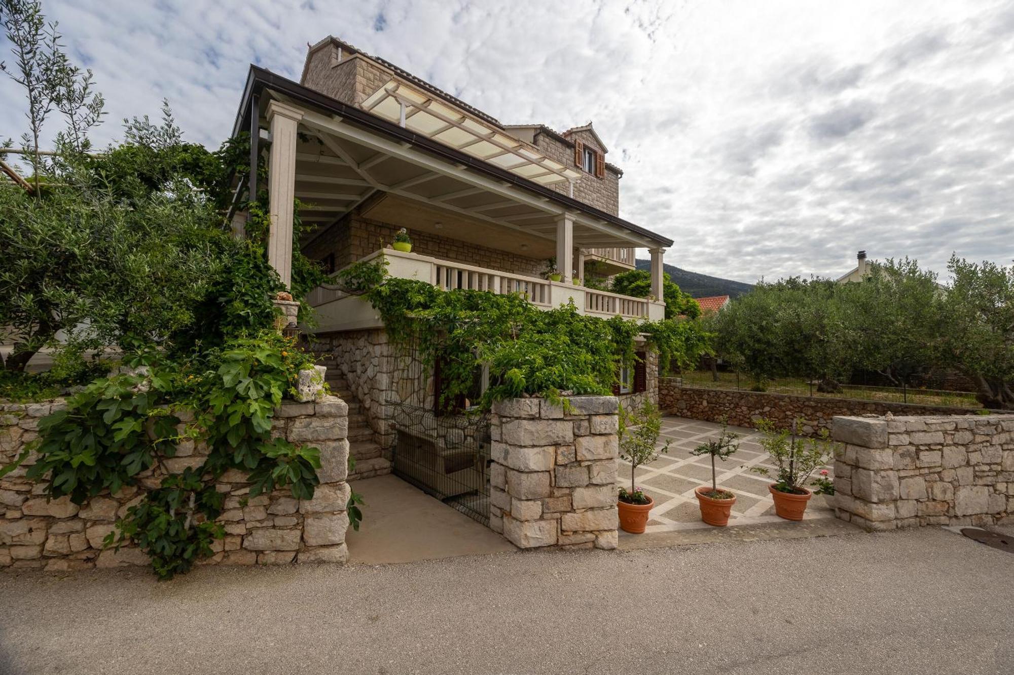 Apartments And Rooms Lea Bol Exterior foto