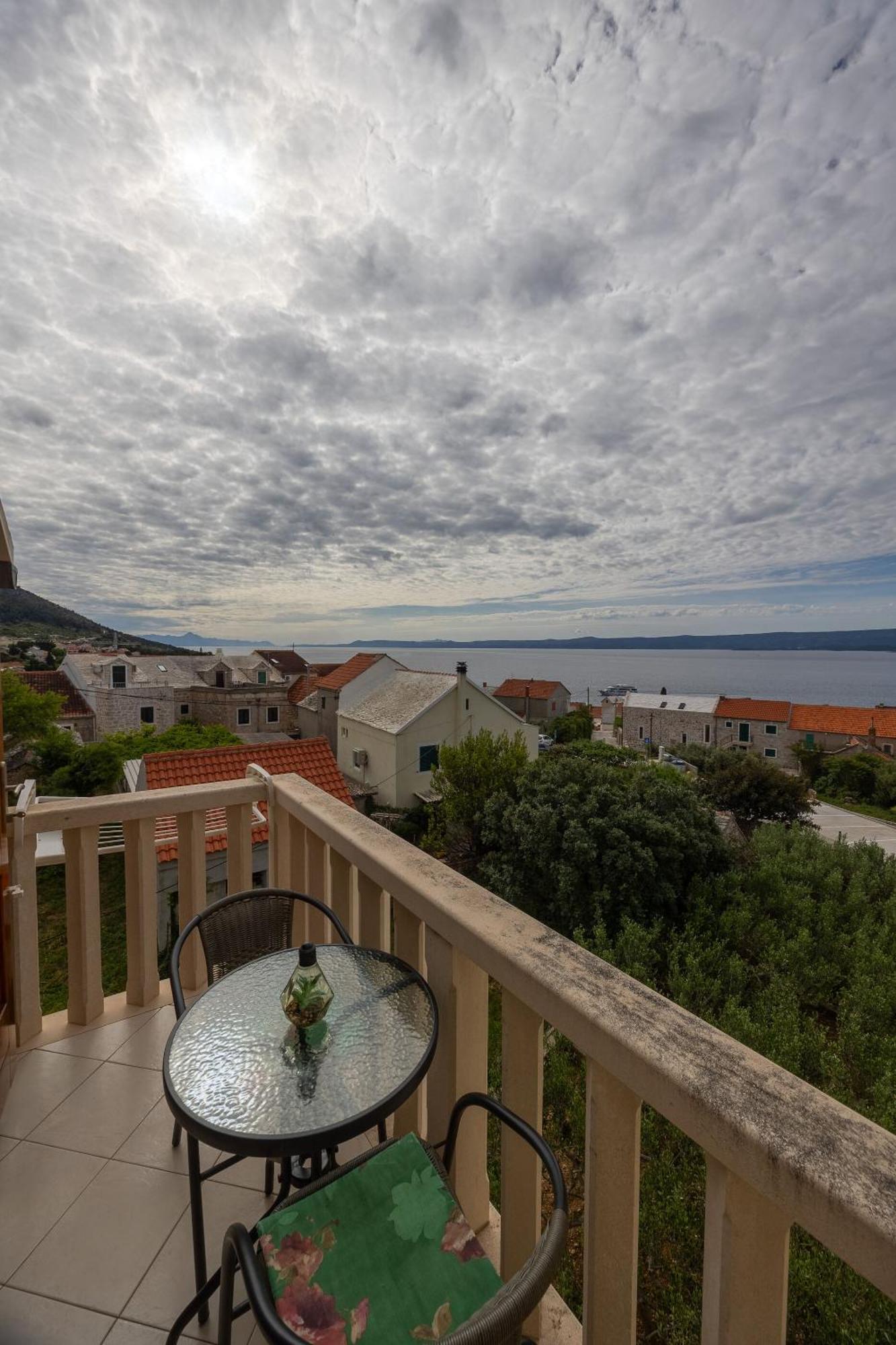 Apartments And Rooms Lea Bol Exterior foto