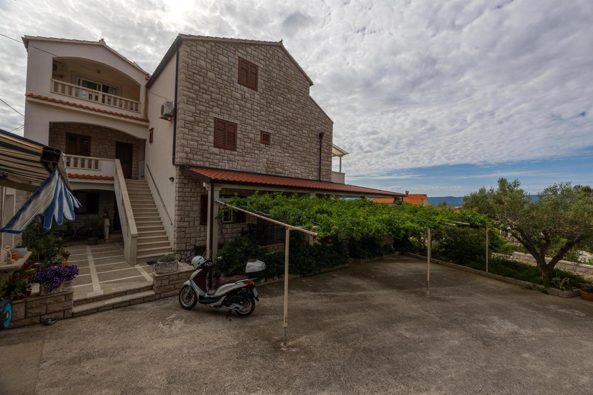 Apartments And Rooms Lea Bol Exterior foto