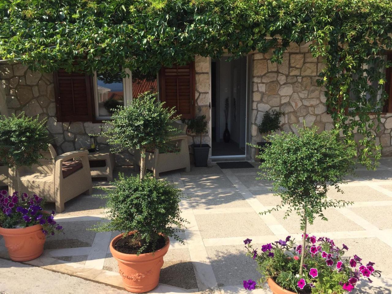 Apartments And Rooms Lea Bol Exterior foto